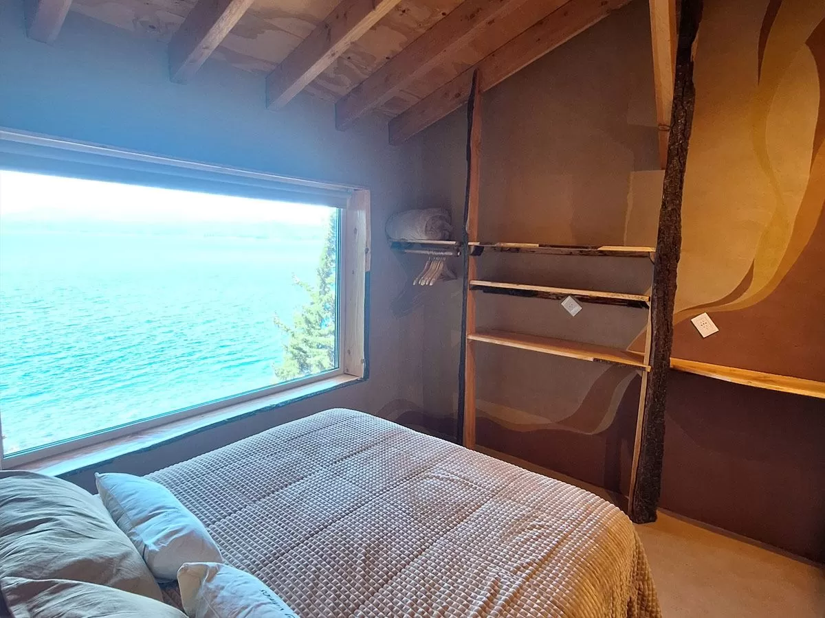 CABAÑA SHANTI- Naturaleza que abraza y confort que enamora, con vista al lago para 4 o 5 personas.