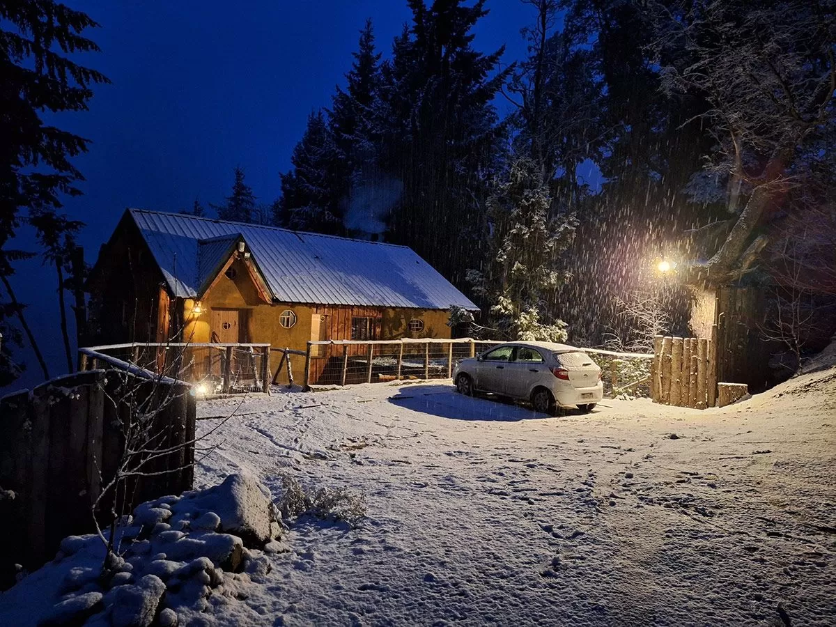 CABAÑA SHANTI- Naturaleza que abraza y confort que enamora, con vista al lago para 4 o 5 personas.