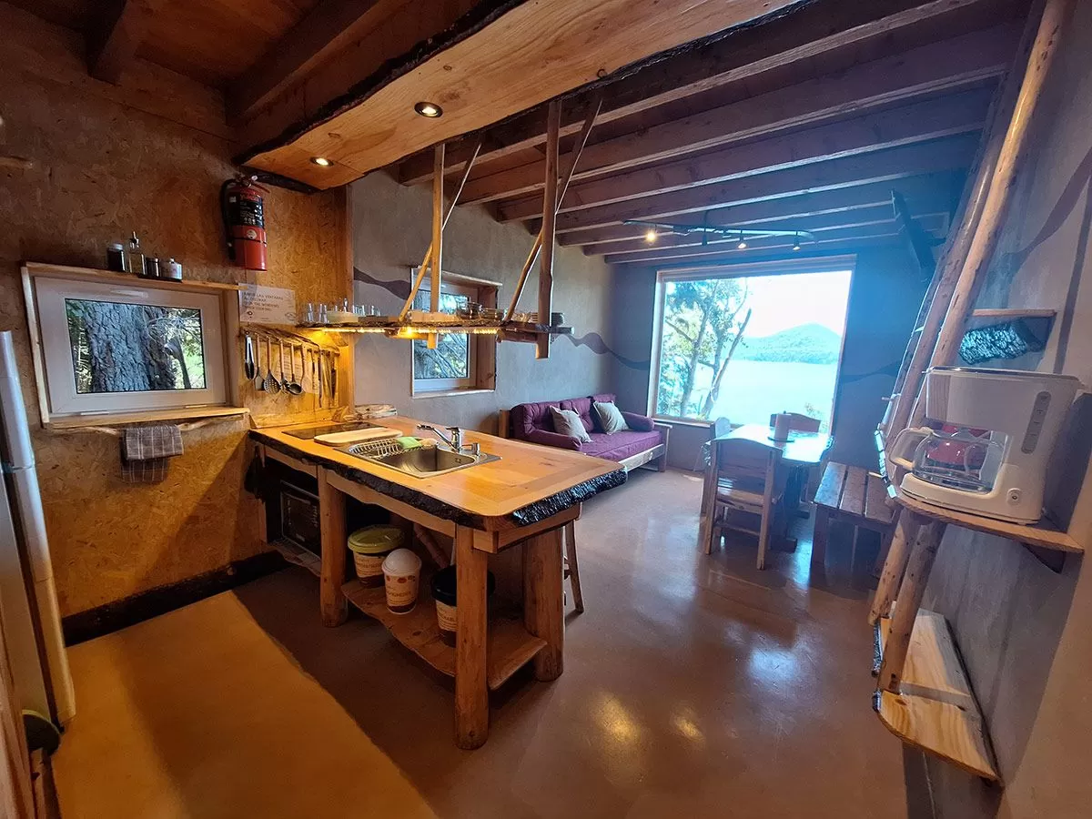 CABAÑA SHANTI- Naturaleza que abraza y confort que enamora, con vista al lago para 4 o 5 personas.