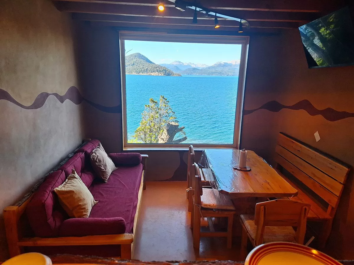 CABAÑA SHANTI- Naturaleza que abraza y confort que enamora, con vista al lago para 4 o 5 personas.