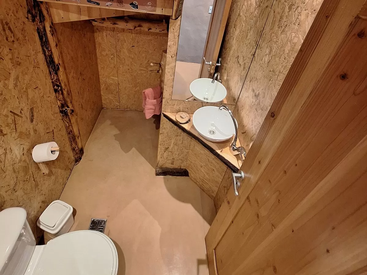 CABAÑA SHANTI- Naturaleza que abraza y confort que enamora, con vista al lago para 4 o 5 personas.