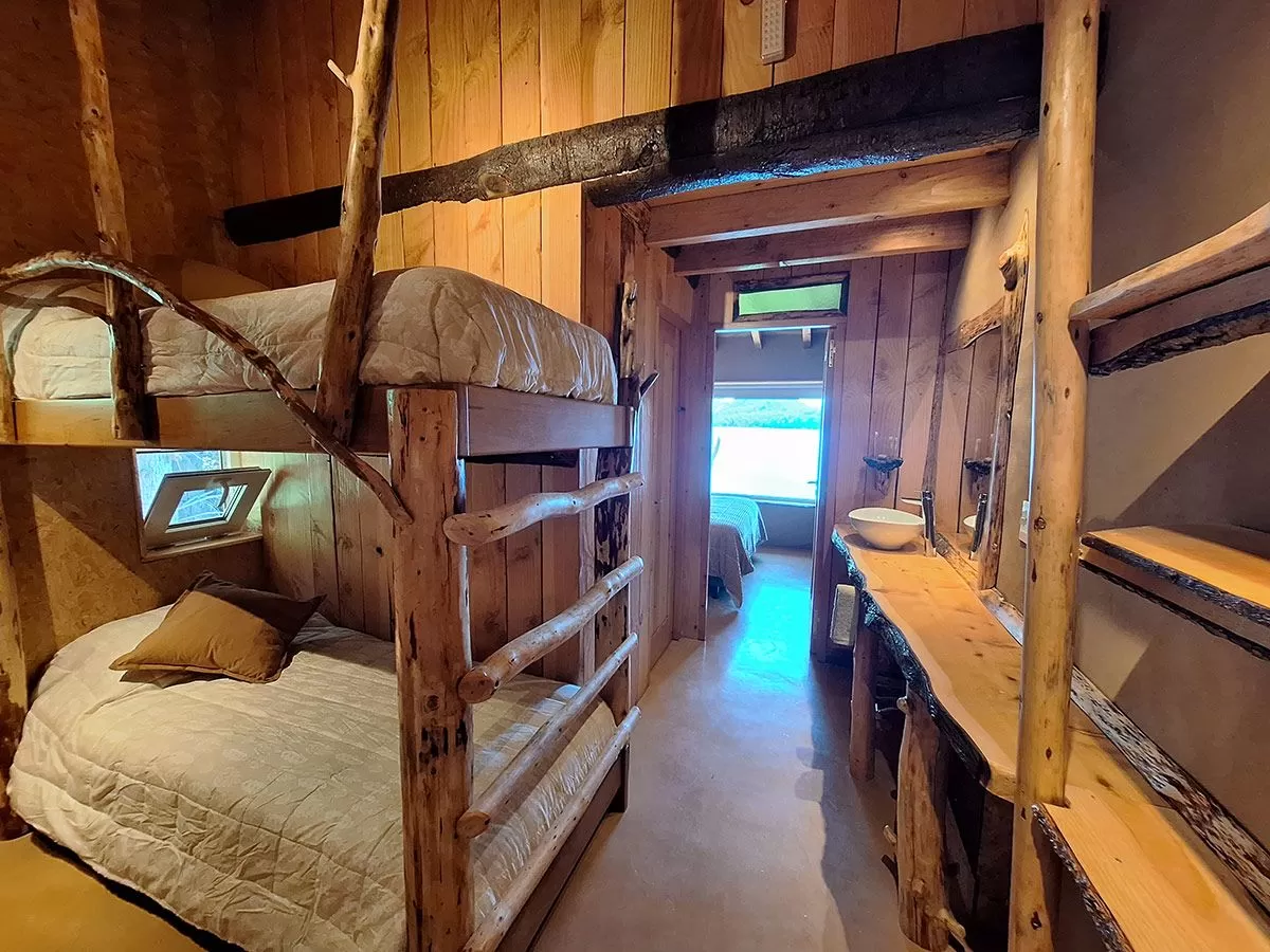 CABAÑA SHANTI- Naturaleza que abraza y confort que enamora, con vista al lago para 4 o 5 personas.