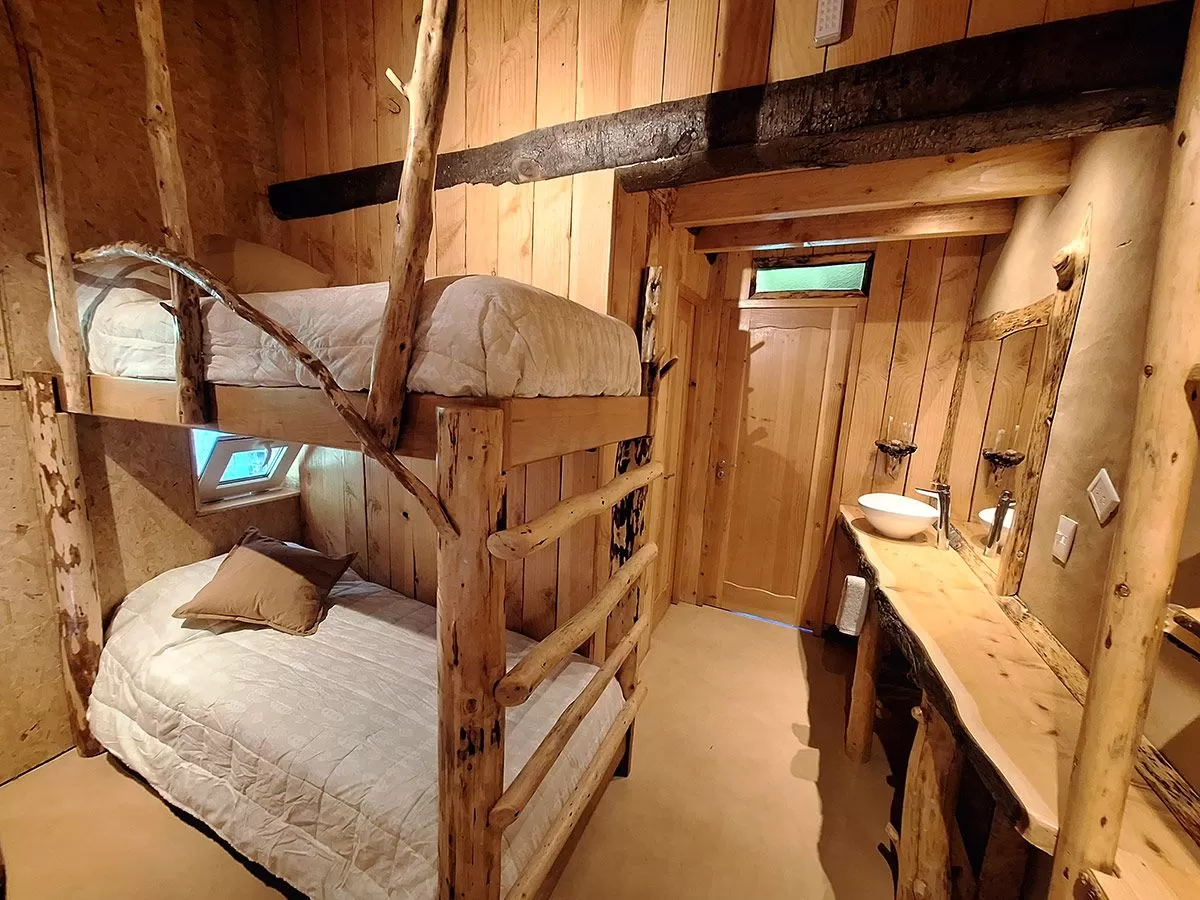 CABAÑA SHANTI- Naturaleza que abraza y confort que enamora, con vista al lago para 4 o 5 personas.